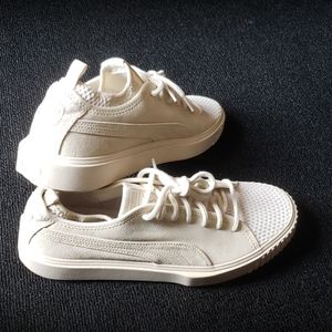 Men's Puma, cream/beige in color, Sz 10